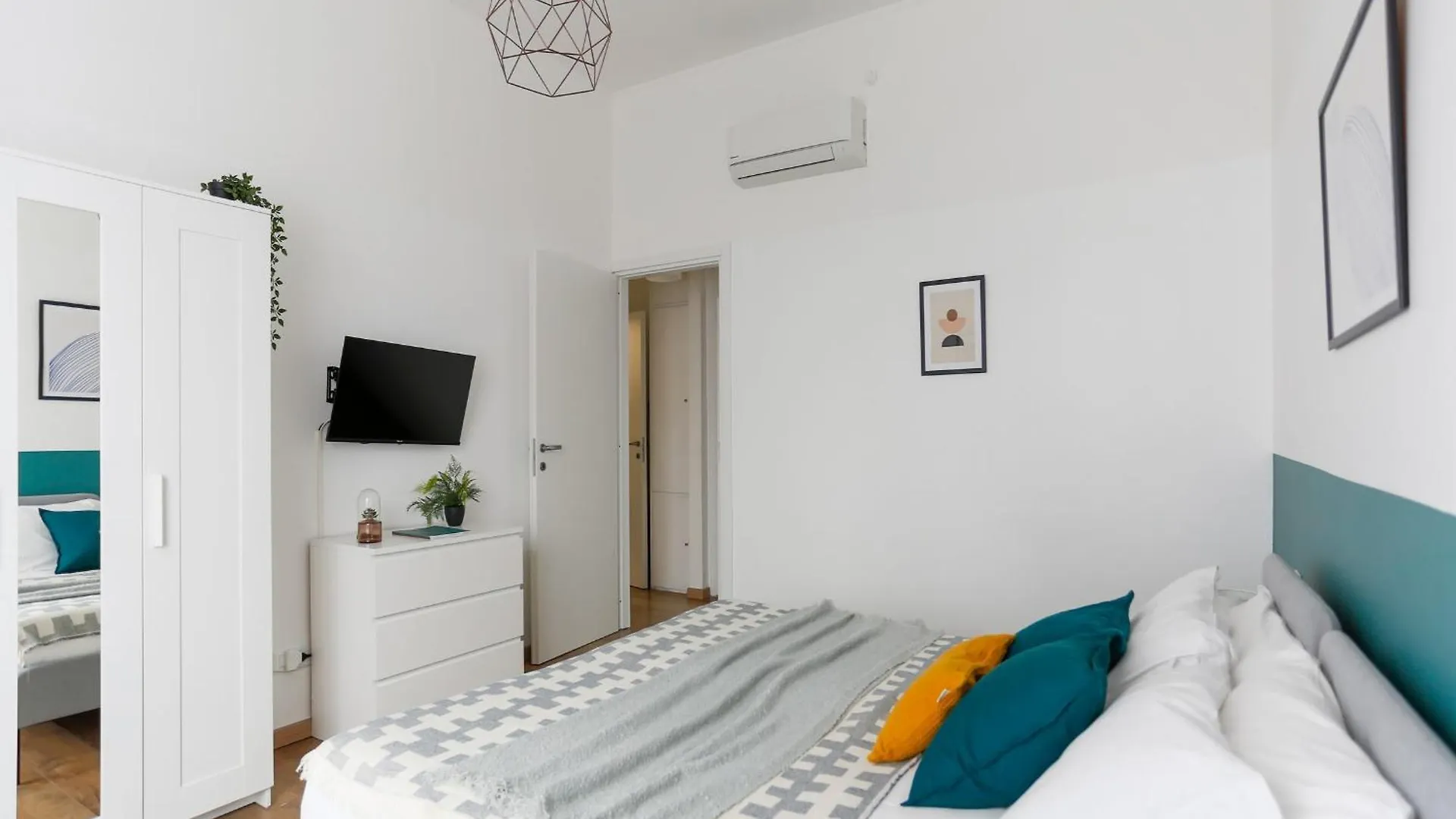 The Best Rent - Cozy Two-Bedroom Apartment Near Colonne S Lorenzo Milan